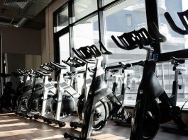 Akıllı Fitness Ekipmanları Spor Salonlarını Dönüştürüyor Teknolojinin hızla gelişmesi, spor ve sağlıklı yaşam sektöründe de önemli değişimlere kapı aralıyor. Geleneksel spor salonları, dijital altyapılarla desteklenen yeni nesil sistemlere geçiş yaparken, akıllı fitness ekipmanları kullanıcı deneyimini tamamen farklı bir noktaya taşıyor. Artık spor yapmak yalnızca ağırlık kaldırmak ya da koşu bandında zaman geçirmekten ibaret değil. Sensörler, yapay zekâ destekli analiz sistemleri ve mobil uygulamalar sayesinde antrenmanlar daha verimli, güvenli ve kişiselleştirilmiş hale geliyor. Konulu bir haber görseli.