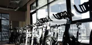 Teknolojinin hızla gelişmesi, spor ve sağlıklı yaşam sektöründe de önemli değişimlere kapı aralıyor. Geleneksel spor salonları, dijital altyapılarla desteklenen yeni nesil sistemlere geçiş yaparken, akıllı fitness ekipmanları kullanıcı deneyimini tamamen farklı bir noktaya taşıyor. Artık spor yapmak yalnızca ağırlık kaldırmak ya da koşu bandında zaman geçirmekten ibaret değil. Sensörler, yapay zekâ destekli analiz sistemleri ve mobil uygulamalar sayesinde antrenmanlar daha verimli, güvenli ve kişiselleştirilmiş hale geliyor. Konulu bir haber görseli.