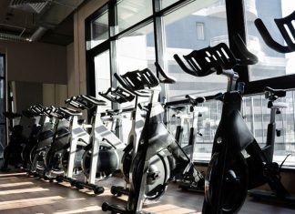Akıllı Fitness Ekipmanları Spor Salonlarını Dönüştürüyor Teknolojinin hızla gelişmesi, spor ve sağlıklı yaşam sektöründe de önemli değişimlere kapı aralıyor. Geleneksel spor salonları, dijital altyapılarla desteklenen yeni nesil sistemlere geçiş yaparken, akıllı fitness ekipmanları kullanıcı deneyimini tamamen farklı bir noktaya taşıyor. Artık spor yapmak yalnızca ağırlık kaldırmak ya da koşu bandında zaman geçirmekten ibaret değil. Sensörler, yapay zekâ destekli analiz sistemleri ve mobil uygulamalar sayesinde antrenmanlar daha verimli, güvenli ve kişiselleştirilmiş hale geliyor. Konulu bir haber görseli.