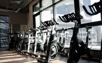 Akıllı Fitness Ekipmanları Spor Salonlarını Dönüştürüyor Teknolojinin hızla gelişmesi, spor ve sağlıklı yaşam sektöründe de önemli değişimlere kapı aralıyor. Geleneksel spor salonları, dijital altyapılarla desteklenen yeni nesil sistemlere geçiş yaparken, akıllı fitness ekipmanları kullanıcı deneyimini tamamen farklı bir noktaya taşıyor. Artık spor yapmak yalnızca ağırlık kaldırmak ya da koşu bandında zaman geçirmekten ibaret değil. Sensörler, yapay zekâ destekli analiz sistemleri ve mobil uygulamalar sayesinde antrenmanlar daha verimli, güvenli ve kişiselleştirilmiş hale geliyor. Konulu bir haber görseli.