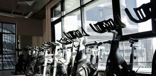 Akıllı Fitness Ekipmanları Spor Salonlarını Dönüştürüyor Teknolojinin hızla gelişmesi, spor ve sağlıklı yaşam sektöründe de önemli değişimlere kapı aralıyor. Geleneksel spor salonları, dijital altyapılarla desteklenen yeni nesil sistemlere geçiş yaparken, akıllı fitness ekipmanları kullanıcı deneyimini tamamen farklı bir noktaya taşıyor. Artık spor yapmak yalnızca ağırlık kaldırmak ya da koşu bandında zaman geçirmekten ibaret değil. Sensörler, yapay zekâ destekli analiz sistemleri ve mobil uygulamalar sayesinde antrenmanlar daha verimli, güvenli ve kişiselleştirilmiş hale geliyor. Konulu bir haber görseli.