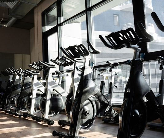 Teknolojinin hızla gelişmesi, spor ve sağlıklı yaşam sektöründe de önemli değişimlere kapı aralıyor. Geleneksel spor salonları, dijital altyapılarla desteklenen yeni nesil sistemlere geçiş yaparken, akıllı fitness ekipmanları kullanıcı deneyimini tamamen farklı bir noktaya taşıyor. Artık spor yapmak yalnızca ağırlık kaldırmak ya da koşu bandında zaman geçirmekten ibaret değil. Sensörler, yapay zekâ destekli analiz sistemleri ve mobil uygulamalar sayesinde antrenmanlar daha verimli, güvenli ve kişiselleştirilmiş hale geliyor. Konulu bir haber görseli.