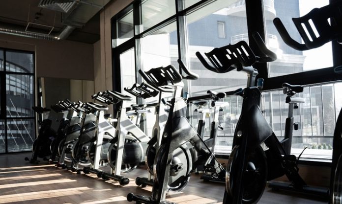 Teknolojinin hızla gelişmesi, spor ve sağlıklı yaşam sektöründe de önemli değişimlere kapı aralıyor. Geleneksel spor salonları, dijital altyapılarla desteklenen yeni nesil sistemlere geçiş yaparken, akıllı fitness ekipmanları kullanıcı deneyimini tamamen farklı bir noktaya taşıyor. Artık spor yapmak yalnızca ağırlık kaldırmak ya da koşu bandında zaman geçirmekten ibaret değil. Sensörler, yapay zekâ destekli analiz sistemleri ve mobil uygulamalar sayesinde antrenmanlar daha verimli, güvenli ve kişiselleştirilmiş hale geliyor. Konulu bir haber görseli.