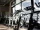 Akıllı Fitness Ekipmanları Spor Salonlarını Dönüştürüyor Teknolojinin hızla gelişmesi, spor ve sağlıklı yaşam sektöründe de önemli değişimlere kapı aralıyor. Geleneksel spor salonları, dijital altyapılarla desteklenen yeni nesil sistemlere geçiş yaparken, akıllı fitness ekipmanları kullanıcı deneyimini tamamen farklı bir noktaya taşıyor. Artık spor yapmak yalnızca ağırlık kaldırmak ya da koşu bandında zaman geçirmekten ibaret değil. Sensörler, yapay zekâ destekli analiz sistemleri ve mobil uygulamalar sayesinde antrenmanlar daha verimli, güvenli ve kişiselleştirilmiş hale geliyor. Konulu bir haber görseli.