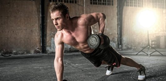 Fitness sektöründe teknoloji kullanımı her geçen gün daha fazla önem kazanırken, akıllı sistemlerle donatılan spor cihazları kullanıcı deneyimini değiştirmeye devam ediyor. Geleneksel ekipmanların yerini daha gelişmiş özelliklere sahip ürünler almaya başlarken, akıllı sensörler fitness cihazlarının daha verimli, güvenli ve kişiye özel kullanılmasını sağlıyor. Konulu bir haber görseli.