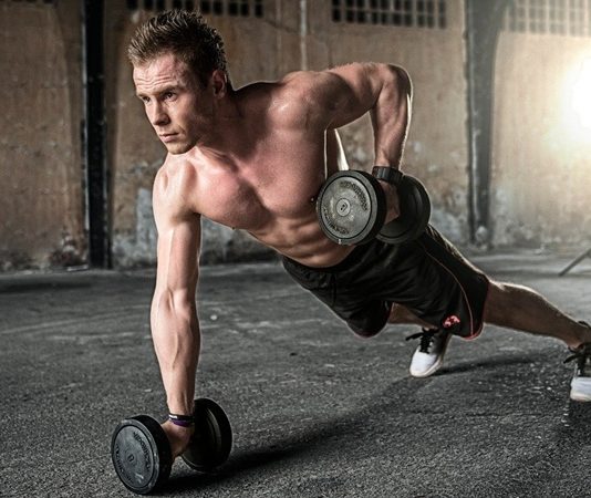 Fitness sektöründe teknoloji kullanımı her geçen gün daha fazla önem kazanırken, akıllı sistemlerle donatılan spor cihazları kullanıcı deneyimini değiştirmeye devam ediyor. Geleneksel ekipmanların yerini daha gelişmiş özelliklere sahip ürünler almaya başlarken, akıllı sensörler fitness cihazlarının daha verimli, güvenli ve kişiye özel kullanılmasını sağlıyor. Konulu bir haber görseli.