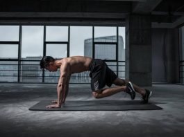 Aralıklı Oruç Fitness Hedeflerine Uygun Mu? Son yıllarda hem sağlıklı yaşam hem de spor dünyasında adından sıkça söz ettiren aralıklı oruç, kilo kontrolü ve metabolik sağlık üzerindeki olası etkileri nedeniyle geniş bir kitle tarafından uygulanıyor. Özellikle düzenli egzersiz yapan bireyler, bu beslenme modelinin kas gelişimi, yağ yakımı ve performans üzerindeki etkilerini merak ediyor. Her bireyin metabolizması farklı olduğu için fitness hedefleri doğrultusunda aralıklı orucun avantajları ve sınırlamaları kişiden kişiye değişebiliyor. Konulu bir haber görseli.