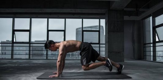 Aralıklı Oruç Fitness Hedeflerine Uygun Mu? Son yıllarda hem sağlıklı yaşam hem de spor dünyasında adından sıkça söz ettiren aralıklı oruç, kilo kontrolü ve metabolik sağlık üzerindeki olası etkileri nedeniyle geniş bir kitle tarafından uygulanıyor. Özellikle düzenli egzersiz yapan bireyler, bu beslenme modelinin kas gelişimi, yağ yakımı ve performans üzerindeki etkilerini merak ediyor. Her bireyin metabolizması farklı olduğu için fitness hedefleri doğrultusunda aralıklı orucun avantajları ve sınırlamaları kişiden kişiye değişebiliyor. Konulu bir haber görseli.