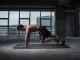 Aralıklı Oruç Fitness Hedeflerine Uygun Mu? Son yıllarda hem sağlıklı yaşam hem de spor dünyasında adından sıkça söz ettiren aralıklı oruç, kilo kontrolü ve metabolik sağlık üzerindeki olası etkileri nedeniyle geniş bir kitle tarafından uygulanıyor. Özellikle düzenli egzersiz yapan bireyler, bu beslenme modelinin kas gelişimi, yağ yakımı ve performans üzerindeki etkilerini merak ediyor. Her bireyin metabolizması farklı olduğu için fitness hedefleri doğrultusunda aralıklı orucun avantajları ve sınırlamaları kişiden kişiye değişebiliyor. Konulu bir haber görseli.