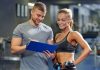Fitness sektörü her geçen yıl büyürken, kullanıcıların bilinçli ve profesyonel destek alma ihtiyacı da artıyor. Bu durum, fitness eğitmeni mesleğinin önemini daha fazla ön plana çıkarıyor. Başarılı bir eğitmen olmak yalnızca egzersiz hareketlerini bilmekten değil, insan ilişkilerinden doğru program hazırlamaya kadar birçok farklı yetkinliği geliştirmekten geçiyor. Konulu bir haber görseli.