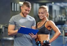 Fitness sektörü her geçen yıl büyürken, kullanıcıların bilinçli ve profesyonel destek alma ihtiyacı da artıyor. Bu durum, fitness eğitmeni mesleğinin önemini daha fazla ön plana çıkarıyor. Başarılı bir eğitmen olmak yalnızca egzersiz hareketlerini bilmekten değil, insan ilişkilerinden doğru program hazırlamaya kadar birçok farklı yetkinliği geliştirmekten geçiyor. Konulu bir haber görseli.