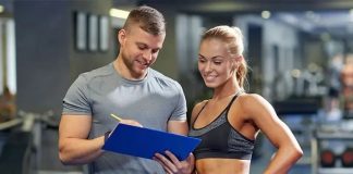 Başarılı Bir Fitness Eğitmeni Olmanın Püf Noktaları Fitness sektörü her geçen yıl büyürken, kullanıcıların bilinçli ve profesyonel destek alma ihtiyacı da artıyor. Bu durum, fitness eğitmeni mesleğinin önemini daha fazla ön plana çıkarıyor. Başarılı bir eğitmen olmak yalnızca egzersiz hareketlerini bilmekten değil, insan ilişkilerinden doğru program hazırlamaya kadar birçok farklı yetkinliği geliştirmekten geçiyor. Konulu bir haber görseli.