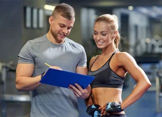 Başarılı Bir Fitness Eğitmeni Olmanın Püf Noktaları Fitness sektörü her geçen yıl büyürken, kullanıcıların bilinçli ve profesyonel destek alma ihtiyacı da artıyor. Bu durum, fitness eğitmeni mesleğinin önemini daha fazla ön plana çıkarıyor. Başarılı bir eğitmen olmak yalnızca egzersiz hareketlerini bilmekten değil, insan ilişkilerinden doğru program hazırlamaya kadar birçok farklı yetkinliği geliştirmekten geçiyor. Konulu bir haber görseli.