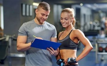 Fitness sektörü her geçen yıl büyürken, kullanıcıların bilinçli ve profesyonel destek alma ihtiyacı da artıyor. Bu durum, fitness eğitmeni mesleğinin önemini daha fazla ön plana çıkarıyor. Başarılı bir eğitmen olmak yalnızca egzersiz hareketlerini bilmekten değil, insan ilişkilerinden doğru program hazırlamaya kadar birçok farklı yetkinliği geliştirmekten geçiyor. Konulu bir haber görseli.