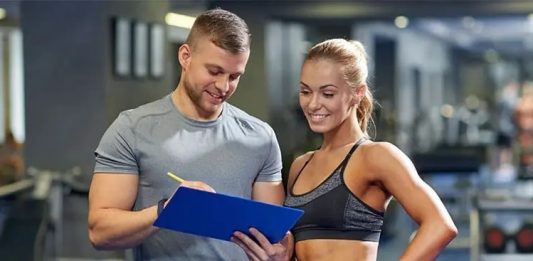 Fitness sektörü her geçen yıl büyürken, kullanıcıların bilinçli ve profesyonel destek alma ihtiyacı da artıyor. Bu durum, fitness eğitmeni mesleğinin önemini daha fazla ön plana çıkarıyor. Başarılı bir eğitmen olmak yalnızca egzersiz hareketlerini bilmekten değil, insan ilişkilerinden doğru program hazırlamaya kadar birçok farklı yetkinliği geliştirmekten geçiyor. Konulu bir haber görseli.