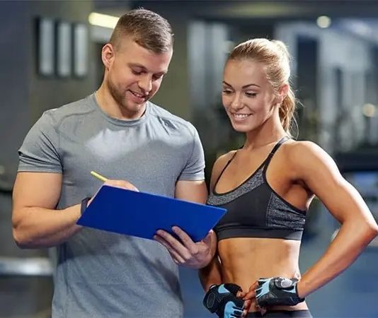 Fitness sektörü her geçen yıl büyürken, kullanıcıların bilinçli ve profesyonel destek alma ihtiyacı da artıyor. Bu durum, fitness eğitmeni mesleğinin önemini daha fazla ön plana çıkarıyor. Başarılı bir eğitmen olmak yalnızca egzersiz hareketlerini bilmekten değil, insan ilişkilerinden doğru program hazırlamaya kadar birçok farklı yetkinliği geliştirmekten geçiyor. Konulu bir haber görseli.