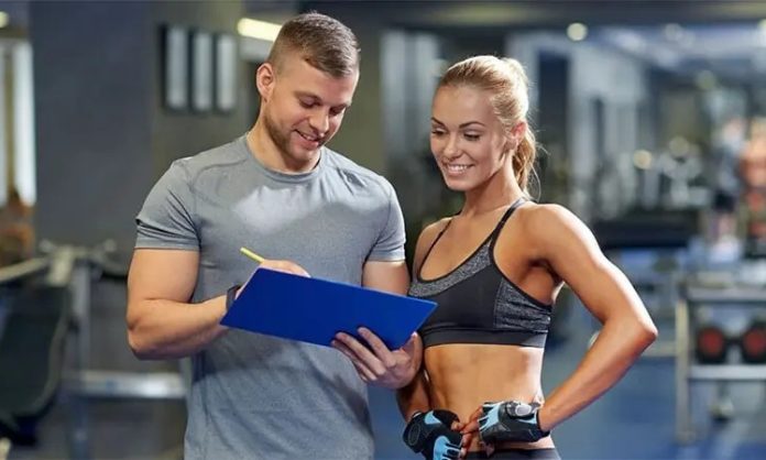 Fitness sektörü her geçen yıl büyürken, kullanıcıların bilinçli ve profesyonel destek alma ihtiyacı da artıyor. Bu durum, fitness eğitmeni mesleğinin önemini daha fazla ön plana çıkarıyor. Başarılı bir eğitmen olmak yalnızca egzersiz hareketlerini bilmekten değil, insan ilişkilerinden doğru program hazırlamaya kadar birçok farklı yetkinliği geliştirmekten geçiyor. Konulu bir haber görseli.