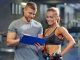 Başarılı Bir Fitness Eğitmeni Olmanın Püf Noktaları Fitness sektörü her geçen yıl büyürken, kullanıcıların bilinçli ve profesyonel destek alma ihtiyacı da artıyor. Bu durum, fitness eğitmeni mesleğinin önemini daha fazla ön plana çıkarıyor. Başarılı bir eğitmen olmak yalnızca egzersiz hareketlerini bilmekten değil, insan ilişkilerinden doğru program hazırlamaya kadar birçok farklı yetkinliği geliştirmekten geçiyor. Konulu bir haber görseli.