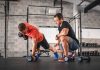 Fitness sektöründe başarı elde etmek yalnızca doğru egzersiz programlarını uygulamakla sınırlı değildir. Günümüzde başarılı bir fitness eğitmeni, danışanlarının fiziksel hedeflerini anlamanın yanı sıra motivasyon, iletişim ve sürdürülebilir gelişim süreçlerini de yönetebilen profesyoneller arasında öne çıkıyor. Değişen spor alışkanlıkları ve artan sağlık bilinciyle birlikte fitness eğitmenliği alanında kullanılan yöntemler de sürekli gelişiyor. Konulu bir haber görseli.
