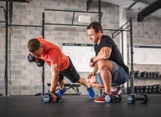 Başarılı Fitness Eğitmenlerinin Uyguladığı Yöntemler Fitness sektöründe başarı elde etmek yalnızca doğru egzersiz programlarını uygulamakla sınırlı değildir. Günümüzde başarılı bir fitness eğitmeni, danışanlarının fiziksel hedeflerini anlamanın yanı sıra motivasyon, iletişim ve sürdürülebilir gelişim süreçlerini de yönetebilen profesyoneller arasında öne çıkıyor. Değişen spor alışkanlıkları ve artan sağlık bilinciyle birlikte fitness eğitmenliği alanında kullanılan yöntemler de sürekli gelişiyor. Konulu bir haber görseli.