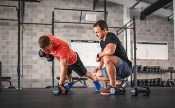 Başarılı Fitness Eğitmenlerinin Uyguladığı Yöntemler Fitness sektöründe başarı elde etmek yalnızca doğru egzersiz programlarını uygulamakla sınırlı değildir. Günümüzde başarılı bir fitness eğitmeni, danışanlarının fiziksel hedeflerini anlamanın yanı sıra motivasyon, iletişim ve sürdürülebilir gelişim süreçlerini de yönetebilen profesyoneller arasında öne çıkıyor. Değişen spor alışkanlıkları ve artan sağlık bilinciyle birlikte fitness eğitmenliği alanında kullanılan yöntemler de sürekli gelişiyor. Konulu bir haber görseli.