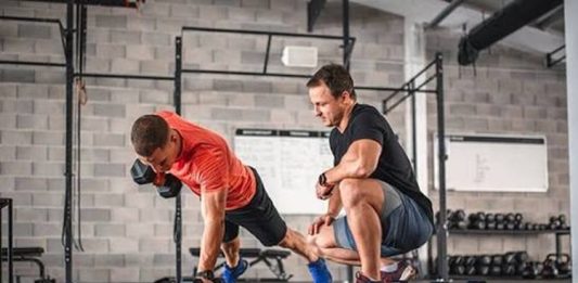Fitness sektöründe başarı elde etmek yalnızca doğru egzersiz programlarını uygulamakla sınırlı değildir. Günümüzde başarılı bir fitness eğitmeni, danışanlarının fiziksel hedeflerini anlamanın yanı sıra motivasyon, iletişim ve sürdürülebilir gelişim süreçlerini de yönetebilen profesyoneller arasında öne çıkıyor. Değişen spor alışkanlıkları ve artan sağlık bilinciyle birlikte fitness eğitmenliği alanında kullanılan yöntemler de sürekli gelişiyor. Konulu bir haber görseli.