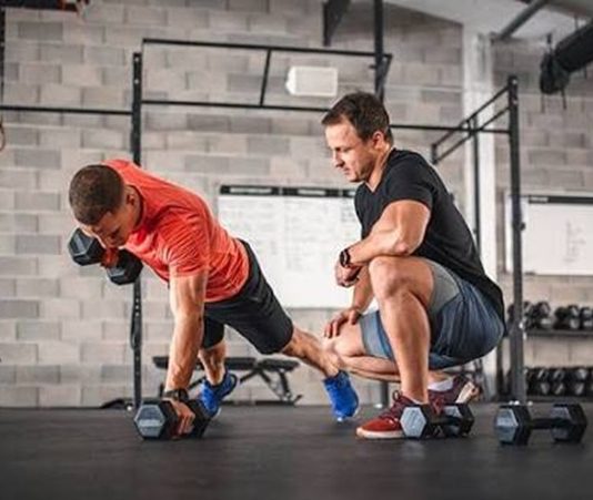 Fitness sektöründe başarı elde etmek yalnızca doğru egzersiz programlarını uygulamakla sınırlı değildir. Günümüzde başarılı bir fitness eğitmeni, danışanlarının fiziksel hedeflerini anlamanın yanı sıra motivasyon, iletişim ve sürdürülebilir gelişim süreçlerini de yönetebilen profesyoneller arasında öne çıkıyor. Değişen spor alışkanlıkları ve artan sağlık bilinciyle birlikte fitness eğitmenliği alanında kullanılan yöntemler de sürekli gelişiyor. Konulu bir haber görseli.