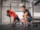 Başarılı Fitness Eğitmenlerinin Uyguladığı Yöntemler Fitness sektöründe başarı elde etmek yalnızca doğru egzersiz programlarını uygulamakla sınırlı değildir. Günümüzde başarılı bir fitness eğitmeni, danışanlarının fiziksel hedeflerini anlamanın yanı sıra motivasyon, iletişim ve sürdürülebilir gelişim süreçlerini de yönetebilen profesyoneller arasında öne çıkıyor. Değişen spor alışkanlıkları ve artan sağlık bilinciyle birlikte fitness eğitmenliği alanında kullanılan yöntemler de sürekli gelişiyor. Konulu bir haber görseli.