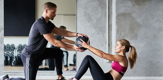 Fitness sektöründe başarı yalnızca doğru egzersiz programlarını hazırlamak veya teknik bilgiye sahip olmakla sınırlı kalmıyor. Günümüzde fitness antrenörleri, danışanlarıyla kurdukları iletişim sayesinde daha etkili sonuçlar elde ediyor. Spor sürecinde motivasyon, güven ve sürdürülebilir ilerleme sağlamak için güçlü iletişim becerileri önemli bir avantaj olarak öne çıkıyor. Konulu bir haber görseli.