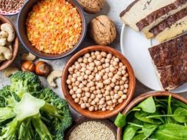 Bitkisel Proteinler Fitness Dünyasında Yükselişte Fitness dünyasında beslenme alışkanlıkları son yıllarda önemli bir değişim geçiriyor. Daha önce ağırlıklı olarak hayvansal kaynaklı proteinler ön plana çıkarken, günümüzde bitkisel proteinler sporcular ve fitness tutkunları arasında giderek daha fazla ilgi görüyor. Sağlıklı yaşam trendlerinin yaygınlaşması, sürdürülebilir beslenme anlayışının güçlenmesi ve farklı beslenme tercihlerinin artması, bitkisel protein kaynakları kullanımını fitness sektöründe önemli bir noktaya taşıyor. Konulu bir haber görseli.