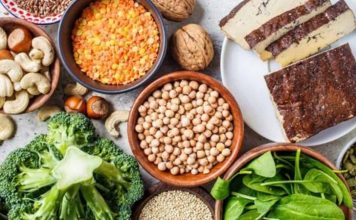 Bitkisel Proteinler Fitness Dünyasında Yükselişte Fitness dünyasında beslenme alışkanlıkları son yıllarda önemli bir değişim geçiriyor. Daha önce ağırlıklı olarak hayvansal kaynaklı proteinler ön plana çıkarken, günümüzde bitkisel proteinler sporcular ve fitness tutkunları arasında giderek daha fazla ilgi görüyor. Sağlıklı yaşam trendlerinin yaygınlaşması, sürdürülebilir beslenme anlayışının güçlenmesi ve farklı beslenme tercihlerinin artması, bitkisel protein kaynakları kullanımını fitness sektöründe önemli bir noktaya taşıyor. Konulu bir haber görseli.