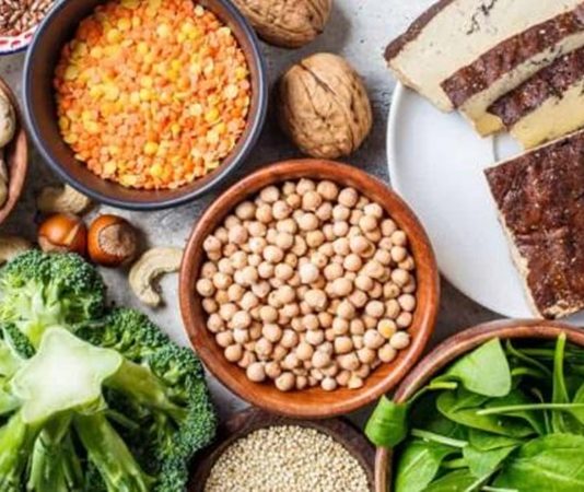 Fitness dünyasında beslenme alışkanlıkları son yıllarda önemli bir değişim geçiriyor. Daha önce ağırlıklı olarak hayvansal kaynaklı proteinler ön plana çıkarken, günümüzde bitkisel proteinler sporcular ve fitness tutkunları arasında giderek daha fazla ilgi görüyor. Sağlıklı yaşam trendlerinin yaygınlaşması, sürdürülebilir beslenme anlayışının güçlenmesi ve farklı beslenme tercihlerinin artması, bitkisel protein kaynakları kullanımını fitness sektöründe önemli bir noktaya taşıyor. Konulu bir haber görseli.