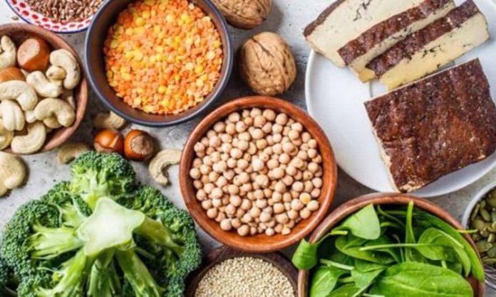 Fitness dünyasında beslenme alışkanlıkları son yıllarda önemli bir değişim geçiriyor. Daha önce ağırlıklı olarak hayvansal kaynaklı proteinler ön plana çıkarken, günümüzde bitkisel proteinler sporcular ve fitness tutkunları arasında giderek daha fazla ilgi görüyor. Sağlıklı yaşam trendlerinin yaygınlaşması, sürdürülebilir beslenme anlayışının güçlenmesi ve farklı beslenme tercihlerinin artması, bitkisel protein kaynakları kullanımını fitness sektöründe önemli bir noktaya taşıyor. Konulu bir haber görseli.
