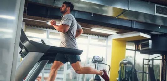 Spor sektöründe sürdürülebilirlik anlayışı her geçen gün daha fazla önem kazanırken, çevre dostu fitness donanımları yeni nesil spor salonlarının ve bireysel kullanıcıların öncelikleri arasında yer almaya başladı. Geleneksel spor ekipmanlarının üretim süreçlerinde kullanılan yüksek enerji tüketimi ve fazla kaynak kullanımı, sektörün daha sürdürülebilir çözümlere yönelmesine neden oluyor. Konulu bir haber görseli.