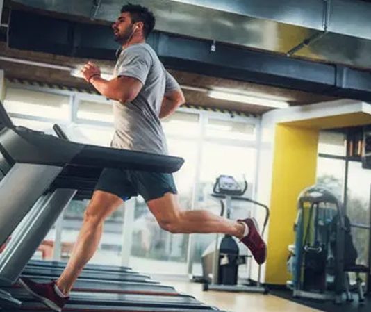 Spor sektöründe sürdürülebilirlik anlayışı her geçen gün daha fazla önem kazanırken, çevre dostu fitness donanımları yeni nesil spor salonlarının ve bireysel kullanıcıların öncelikleri arasında yer almaya başladı. Geleneksel spor ekipmanlarının üretim süreçlerinde kullanılan yüksek enerji tüketimi ve fazla kaynak kullanımı, sektörün daha sürdürülebilir çözümlere yönelmesine neden oluyor. Konulu bir haber görseli.