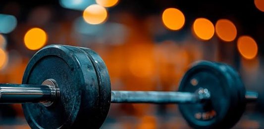 Dayanıklılığı Artıran Fitness Egzersizleri Fitness dünyasında dayanıklılık, yalnızca uzun süre koşabilmek ya da yorulmadan egzersiz yapabilmek anlamına gelmez. Kasların, kalp ve dolaşım sisteminin, solunum kapasitesinin ve genel fiziksel performansın uzun süre yüksek seviyede çalışabilmesi de dayanıklılığın önemli parçalarıdır. Düzenli yapılan doğru egzersizler sayesinde hem spor performansı gelişebilir hem de günlük yaşam aktiviteleri daha kolay hale gelebilir. Konulu bir haber görseli.