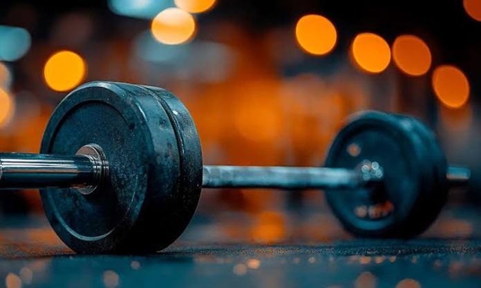 Fitness dünyasında dayanıklılık, yalnızca uzun süre koşabilmek ya da yorulmadan egzersiz yapabilmek anlamına gelmez. Kasların, kalp ve dolaşım sisteminin, solunum kapasitesinin ve genel fiziksel performansın uzun süre yüksek seviyede çalışabilmesi de dayanıklılığın önemli parçalarıdır. Düzenli yapılan doğru egzersizler sayesinde hem spor performansı gelişebilir hem de günlük yaşam aktiviteleri daha kolay hale gelebilir. Konulu bir haber görseli.