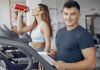 Fitness sektöründe başarılı bir kariyer oluşturmak isteyen kişilerin sayısı her geçen gün artarken, deneyimli profesyonellerin tavsiyeleri yeni nesil eğitmenler için önemli bir yol haritası oluşturuyor. Spor biliminin gelişmesi, sağlıklı yaşam bilincinin yaygınlaşması ve kişisel antrenman hizmetlerine olan ilginin artmasıyla birlikte fitness eğitmeni olmak yalnızca egzersiz bilgisine sahip olmayı değil, aynı zamanda iletişim, disiplin ve sürekli gelişim becerilerini de gerektiriyor. Konulu bir haber görseli.