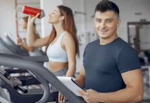 Fitness sektöründe başarılı bir kariyer oluşturmak isteyen kişilerin sayısı her geçen gün artarken, deneyimli profesyonellerin tavsiyeleri yeni nesil eğitmenler için önemli bir yol haritası oluşturuyor. Spor biliminin gelişmesi, sağlıklı yaşam bilincinin yaygınlaşması ve kişisel antrenman hizmetlerine olan ilginin artmasıyla birlikte fitness eğitmeni olmak yalnızca egzersiz bilgisine sahip olmayı değil, aynı zamanda iletişim, disiplin ve sürekli gelişim becerilerini de gerektiriyor. Konulu bir haber görseli.