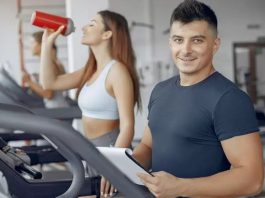 Deneyimli Fitness Eğitmenleri Kariyer Tavsiyeleri Veriyor Fitness sektöründe başarılı bir kariyer oluşturmak isteyen kişilerin sayısı her geçen gün artarken, deneyimli profesyonellerin tavsiyeleri yeni nesil eğitmenler için önemli bir yol haritası oluşturuyor. Spor biliminin gelişmesi, sağlıklı yaşam bilincinin yaygınlaşması ve kişisel antrenman hizmetlerine olan ilginin artmasıyla birlikte fitness eğitmeni olmak yalnızca egzersiz bilgisine sahip olmayı değil, aynı zamanda iletişim, disiplin ve sürekli gelişim becerilerini de gerektiriyor. Konulu bir haber görseli.