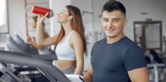 Deneyimli Fitness Eğitmenleri Kariyer Tavsiyeleri Veriyor Fitness sektöründe başarılı bir kariyer oluşturmak isteyen kişilerin sayısı her geçen gün artarken, deneyimli profesyonellerin tavsiyeleri yeni nesil eğitmenler için önemli bir yol haritası oluşturuyor. Spor biliminin gelişmesi, sağlıklı yaşam bilincinin yaygınlaşması ve kişisel antrenman hizmetlerine olan ilginin artmasıyla birlikte fitness eğitmeni olmak yalnızca egzersiz bilgisine sahip olmayı değil, aynı zamanda iletişim, disiplin ve sürekli gelişim becerilerini de gerektiriyor. Konulu bir haber görseli.