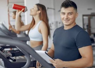 Deneyimli Fitness Eğitmenleri Kariyer Tavsiyeleri Veriyor Fitness sektöründe başarılı bir kariyer oluşturmak isteyen kişilerin sayısı her geçen gün artarken, deneyimli profesyonellerin tavsiyeleri yeni nesil eğitmenler için önemli bir yol haritası oluşturuyor. Spor biliminin gelişmesi, sağlıklı yaşam bilincinin yaygınlaşması ve kişisel antrenman hizmetlerine olan ilginin artmasıyla birlikte fitness eğitmeni olmak yalnızca egzersiz bilgisine sahip olmayı değil, aynı zamanda iletişim, disiplin ve sürekli gelişim becerilerini de gerektiriyor. Konulu bir haber görseli.