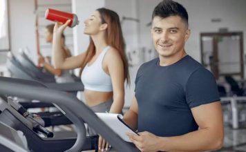 Deneyimli Fitness Eğitmenleri Kariyer Tavsiyeleri Veriyor Fitness sektöründe başarılı bir kariyer oluşturmak isteyen kişilerin sayısı her geçen gün artarken, deneyimli profesyonellerin tavsiyeleri yeni nesil eğitmenler için önemli bir yol haritası oluşturuyor. Spor biliminin gelişmesi, sağlıklı yaşam bilincinin yaygınlaşması ve kişisel antrenman hizmetlerine olan ilginin artmasıyla birlikte fitness eğitmeni olmak yalnızca egzersiz bilgisine sahip olmayı değil, aynı zamanda iletişim, disiplin ve sürekli gelişim becerilerini de gerektiriyor. Konulu bir haber görseli.