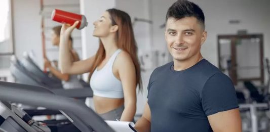 Deneyimli Fitness Eğitmenleri Kariyer Tavsiyeleri Veriyor Fitness sektöründe başarılı bir kariyer oluşturmak isteyen kişilerin sayısı her geçen gün artarken, deneyimli profesyonellerin tavsiyeleri yeni nesil eğitmenler için önemli bir yol haritası oluşturuyor. Spor biliminin gelişmesi, sağlıklı yaşam bilincinin yaygınlaşması ve kişisel antrenman hizmetlerine olan ilginin artmasıyla birlikte fitness eğitmeni olmak yalnızca egzersiz bilgisine sahip olmayı değil, aynı zamanda iletişim, disiplin ve sürekli gelişim becerilerini de gerektiriyor. Konulu bir haber görseli.
