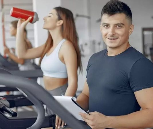 Deneyimli Fitness Eğitmenleri Kariyer Tavsiyeleri Veriyor Fitness sektöründe başarılı bir kariyer oluşturmak isteyen kişilerin sayısı her geçen gün artarken, deneyimli profesyonellerin tavsiyeleri yeni nesil eğitmenler için önemli bir yol haritası oluşturuyor. Spor biliminin gelişmesi, sağlıklı yaşam bilincinin yaygınlaşması ve kişisel antrenman hizmetlerine olan ilginin artmasıyla birlikte fitness eğitmeni olmak yalnızca egzersiz bilgisine sahip olmayı değil, aynı zamanda iletişim, disiplin ve sürekli gelişim becerilerini de gerektiriyor. Konulu bir haber görseli.