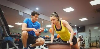 Fitness sürecinde başarıya ulaşmanın en önemli unsurlarından biri sürdürülebilir motivasyon olarak öne çıkıyor. Düzenli egzersiz yapmak, hedeflere bağlı kalmak ve sağlıklı yaşam alışkanlıklarını devam ettirmek birçok kişi için zaman zaman zorlayıcı olabiliyor. Bu noktada deneyimli fitness eğitmenleri, kişilerin motivasyonlarını koruyabilmeleri için farklı yöntemler geliştiriyor. Konulu bir haber görseli.