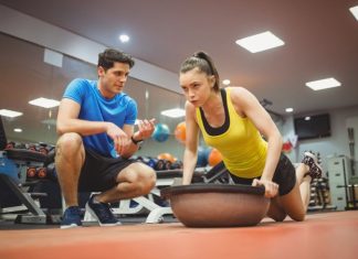 Fitness sürecinde başarıya ulaşmanın en önemli unsurlarından biri sürdürülebilir motivasyon olarak öne çıkıyor. Düzenli egzersiz yapmak, hedeflere bağlı kalmak ve sağlıklı yaşam alışkanlıklarını devam ettirmek birçok kişi için zaman zaman zorlayıcı olabiliyor. Bu noktada deneyimli fitness eğitmenleri, kişilerin motivasyonlarını koruyabilmeleri için farklı yöntemler geliştiriyor. Konulu bir haber görseli.