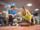 Deneyimli Fitness Eğitmenlerinden Motivasyon Önerileri Fitness sürecinde başarıya ulaşmanın en önemli unsurlarından biri sürdürülebilir motivasyon olarak öne çıkıyor. Düzenli egzersiz yapmak, hedeflere bağlı kalmak ve sağlıklı yaşam alışkanlıklarını devam ettirmek birçok kişi için zaman zaman zorlayıcı olabiliyor. Bu noktada deneyimli fitness eğitmenleri, kişilerin motivasyonlarını koruyabilmeleri için farklı yöntemler geliştiriyor. Konulu bir haber görseli.