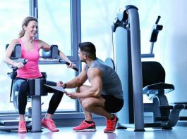 Dijital Eğitimler Fitness Antrenörlüğünü Dönüştürüyor Fitness sektöründe yaşanan teknolojik gelişmeler, eğitim modellerini de önemli ölçüde değiştirmeye başladı. Geleneksel öğrenme yöntemlerinin yanında dijital platformların yaygınlaşması, fitness antrenörlüğü alanında yeni fırsatlar ortaya çıkarıyor. Online kurslar, video eğitimler, canlı dersler ve dijital takip sistemleri sayesinde antrenör adayları bilgiye daha hızlı ve kolay şekilde ulaşabiliyor. Konulu bir haber görseli.
