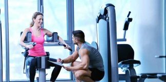 Dijital Eğitimler Fitness Antrenörlüğünü Dönüştürüyor Fitness sektöründe yaşanan teknolojik gelişmeler, eğitim modellerini de önemli ölçüde değiştirmeye başladı. Geleneksel öğrenme yöntemlerinin yanında dijital platformların yaygınlaşması, fitness antrenörlüğü alanında yeni fırsatlar ortaya çıkarıyor. Online kurslar, video eğitimler, canlı dersler ve dijital takip sistemleri sayesinde antrenör adayları bilgiye daha hızlı ve kolay şekilde ulaşabiliyor. Konulu bir haber görseli.